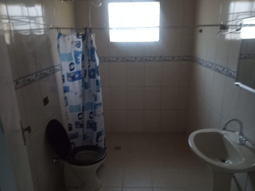 Casa De Três Quartos E Dois Banheiros Com Edícula