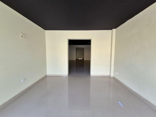 Local En Alquiler En Plaza Comercial Ubicada En Piantini, Santo Domingo, 53m2
