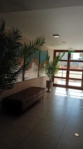 Venta De Moderno Funcional Departamento En Edificio Lumity