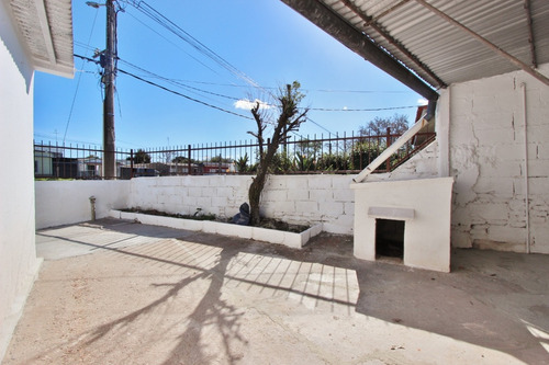 Alquiler De Casa En Jardines Del Hipódromo. Al Frente, 2 Ambientes O Dormitorios, 1 Baño, Cocina Definida, Patio-jardín.