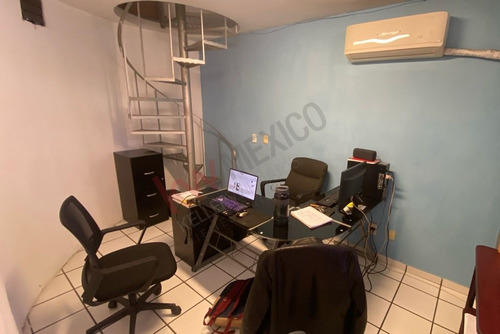 Local En Venta De 60.75 M² En Fovissste Playa Azul: Ideal Para Oficina Con Estacionamiento