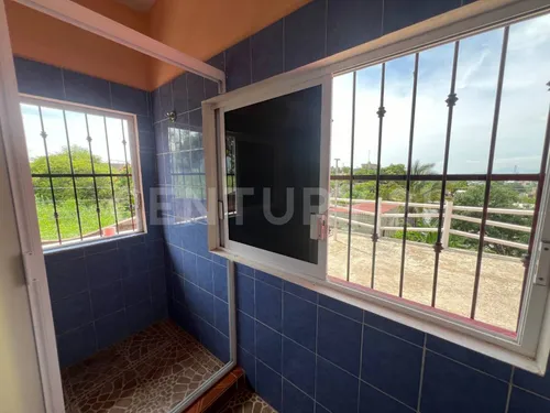 Amplia Casa De 3 Niveles Con Vistas Panorámicas En Lomas De Enmedio