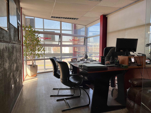 Gran Local Comercial En Las Condes Con Patente Automotriz.-