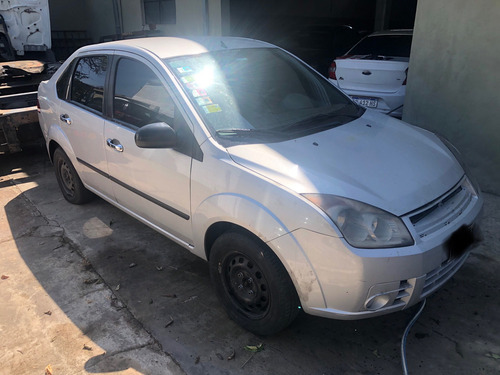 Ford Fiesta Max Ambiente 1.6 Gnc Incendiado
