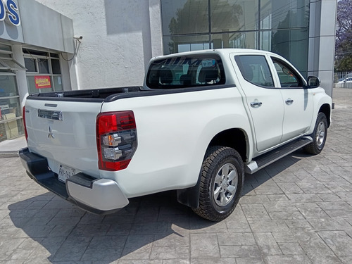 Mitsubishi L200 2.4 Cabina Doble 4x2 Mt