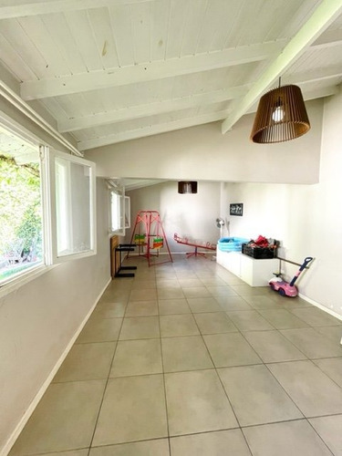 Venta Vivienda Multifamiliar De 6 Amb.c/ Local,parque Y Quincho. Barrio Chauvin. Sobre Lote Propio.