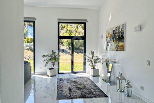 Importante Casa Moderna De Una Planta En Arelauquen Con Vistas A La Montaña