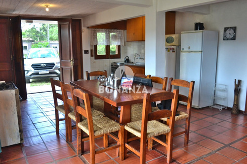 Piriápolis, Playa Hermosa. Casa En Venta A 200 Metros De La Playa. Padrón Único, 4 Dormitorios, 2 Baños