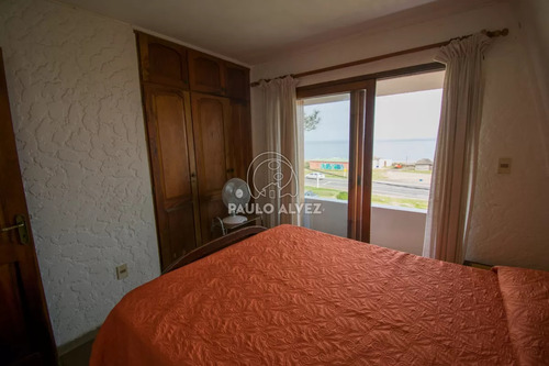 Casa En Alquiler Temporal En Piriapolis, Frente Al Mar. Con 3 Dormitorios, Dos Baños. Parrillero Cubierto. Ideal Para Disfrutar En Familia.