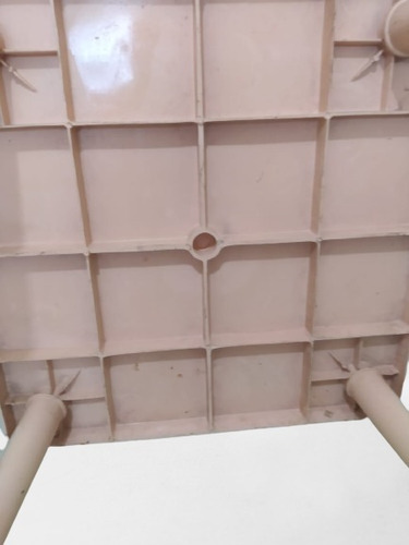 Imagen 2 de 8 de Mesa Plastica Mas 3 Sillas Blancas Color Rosado