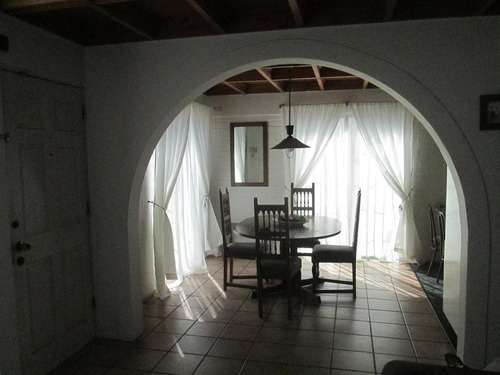 Casa De 2 Piso En Centro De Quilpue 4 Dormitorios 2 Baños