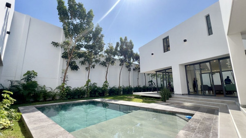 Residencia De Lujo En Venta Ubicada En La Privada Bosques De Altabrisa, Merida.