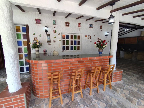 Vendo Espectacular Casa De 1.554 M2 De Terreno, 825 M2 De Construcción: 6h, 7b, 20 Pe, Ref. 800.000 - San Rafael De Tabay, Merida