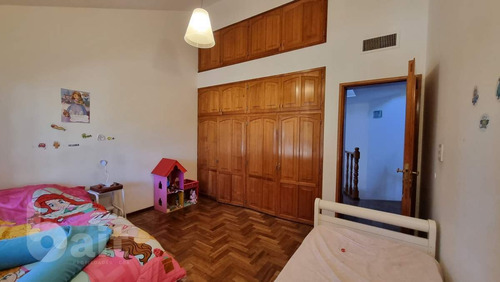 Imagen 13 de 30 de Venta Casa En Villa Belgrano, 4 Dormitorios Y 5 Baños Con Gran Parque!!