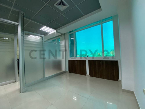 Oficina En Alquiler En Lechería. Centro Empresarial Lechería