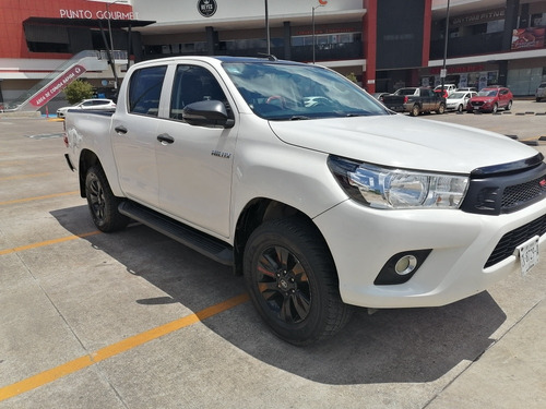 Imagen 2 de 11 de Toyota Hilux 2018 2.7 Cabina Doble Sr Mt