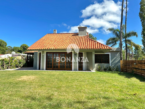 Casa En Venta A 300 Metros De La Playa De San Francisco, Piriápolis. 3 Dormitorios, 3 Baños.