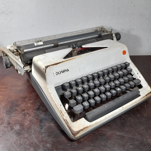 Imagem 1 de 7 de Máquina De Escrever Olympia Pra Conserto Peças Ou Decoração 