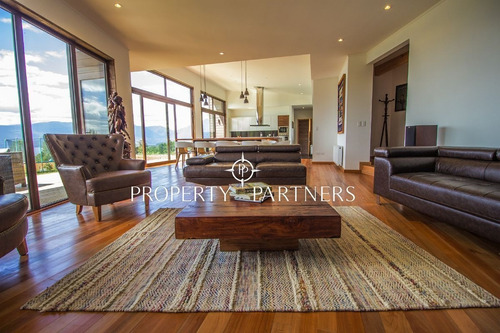 Imagen 3 de 29 de Moderna Casa Con Vista Al Lago Villarrica, El Escorial
