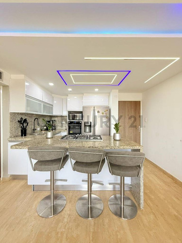 En Venta Penthouse De Esquina En El C. R. Marina Del Rey
