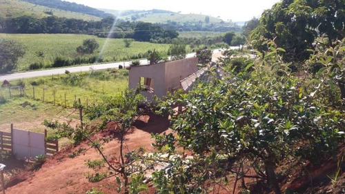 Chácara Em Caxambu No Sul De Minas Com 1144 Metros Quadrados ,com Uma Casa Com 02 Quartos , Beira Da Rodovia. - 257