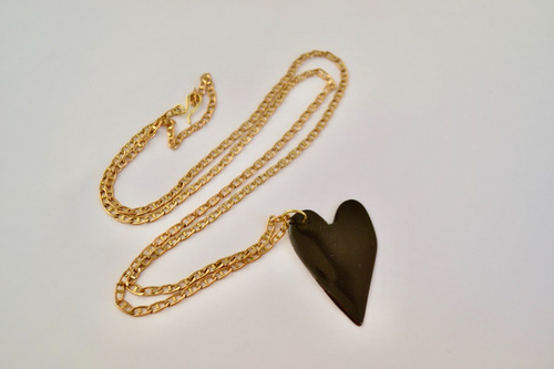 Imagen 4 de 4 de Collar Largo Con Dije Corazon Negro Y Cadena De Bronce, Cod1