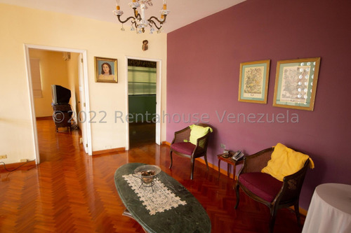Bella Casa, Con Amplios Espacios Y Jardines Ubicada En Calle Cerrada. 25-17564.
