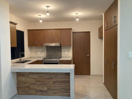 Venta Casa Nueva En Lomas De La Selva - V268