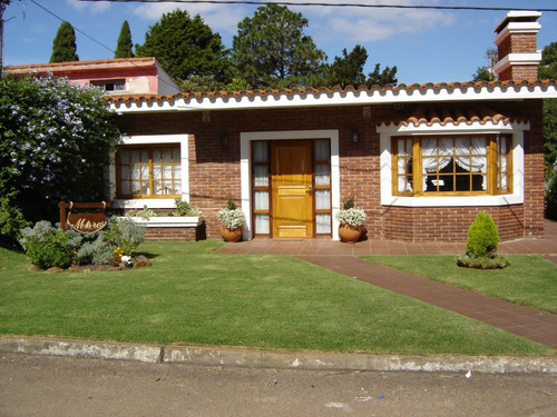 Casa En Punta Del Este Parada 12 Playa Mansa A 50 Mts. Del Mar 3 Dorm 3 Baños 4 Aires Acondic 3 Tv Cabe Wifi ,alarma ,cam. De Seg Reposeras Y Mesas Exterior Y Parrillero Techado Y Jardin