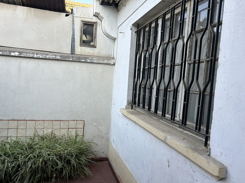 Casa Ubicada En Barrio Mixto Ideal Comercio