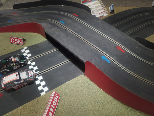 Pista Scalextric ,armada Sobre Una Superficie De 180cmx80cm