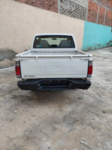 Imagen 5 de 13 de Nissan Np300 2013 2.4 Doble Cabina Típica Audio Mt