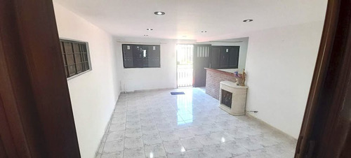 Casa Venta De Tres Dormitorios, Villa Elvira
