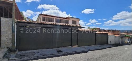 Amplia Casa En Calle Cerrada Y Con Vigilancia Permanente Esta A La Venta En El Marques. Ch.