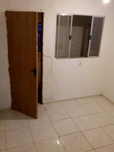 Imagem 3 de 4 de Aluga-se 2 Cômodos Com Água E Luz Incluso.