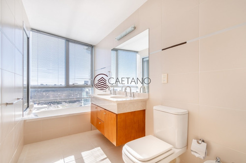 Venta De Apartamento Piso Alto A Pasos De Playa Mansa, Tres Dormitorios Más Servicio- Ref: 2659
