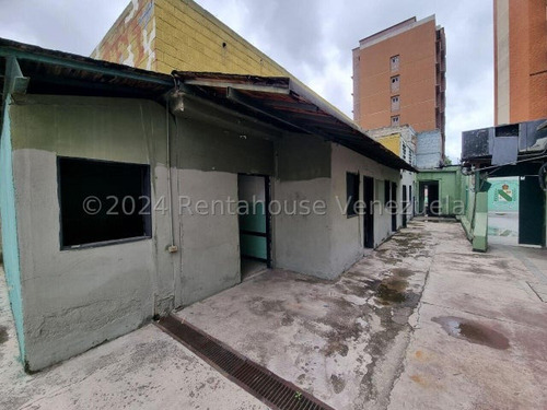 Raiza Suarez Vende De Oportunidad Terreno De 832 Mts2 En Av Moran De Barquisimeto 2 4 2 7 9 6 0 En El Mismo Se Encuentran Ubicadas Con 2 Casas Para Remodelar. Cuenta Con Todos Los Servicios Básicos