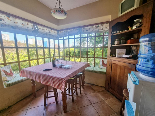 Casa En Venta De 5 Dorm. En Concón