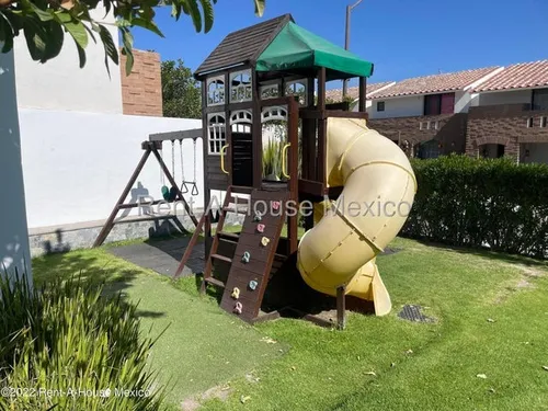 Casa Con Cuarto De Servicio, 4 Recámaras, Área De Tv. Cumbres Del Lago - Venta Rah2204