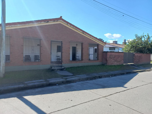 Flores Propiedades Vende Casa Esquina Barrio Modelo Sobre Av. America