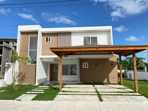 Alquiler Amplía Villa Con Línea Blanca En Punta Cana