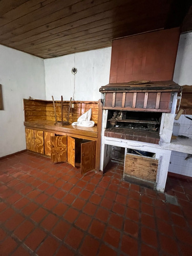 Casa Con Galpón En Barrio Las Avenidas