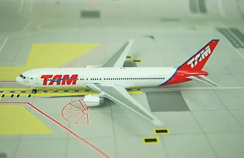 Miniatura Boeing 767-300er Tam - Phoenix Models 1/400 - Novo