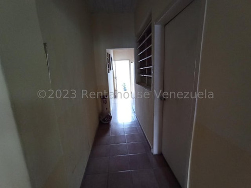 Casa En Venta De 3 Niveles La Cooperativa Maracay 25-15196 Apd