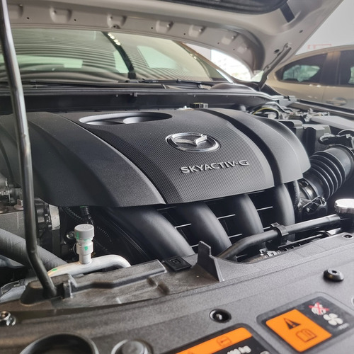Imagen 4 de 15 de Mazda 3 Hibrido Touring Cuarzo Platino | 2023