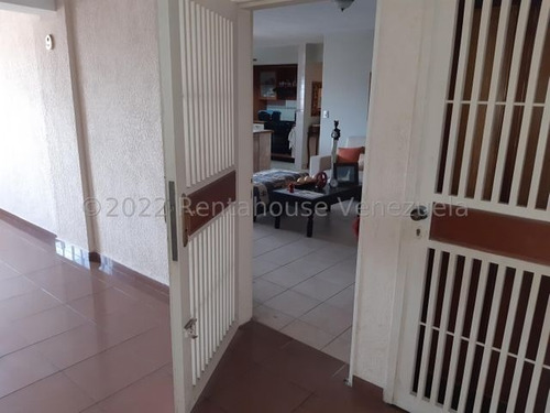 Imagen 3 de 30 de Apartamentos En Venta Este De Barquisimeto, Cod # 23-8881 Excelente Ubicación, Negociable! Mas Información Comunícate 412-1498654 Katty Vasquez Rentahouse. Moderno, Oportunidad, Conservado, Amplio !!