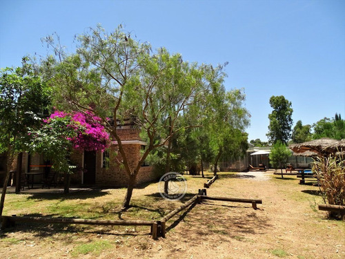 Casa Dos Plantas Con Piscinas Para 6p En Punta Colorada
