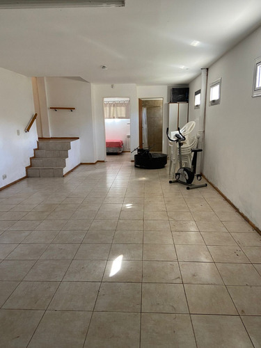 Casa Moderna De 3 Dormitorios + Dependencia. Amplio Garaje. Jardín Con Diferentes Niveles