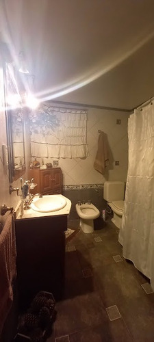 Casa Con Jardín Trasero En Hermoso Barrio.