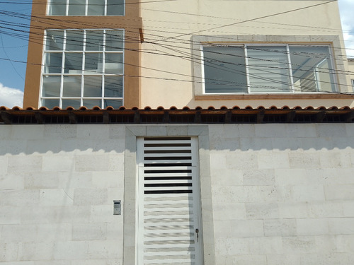 Renta Exclusivo Departamento, Amplio, Cómodo, Bien Ubicado Y De Lujo, Con Terraza, 3 Recámaras Con Closet Y Baño Cada Una, Solo 3 Unidades, Tercer Nivel Premium, Renta Ejecutiva, Cocina Integral.